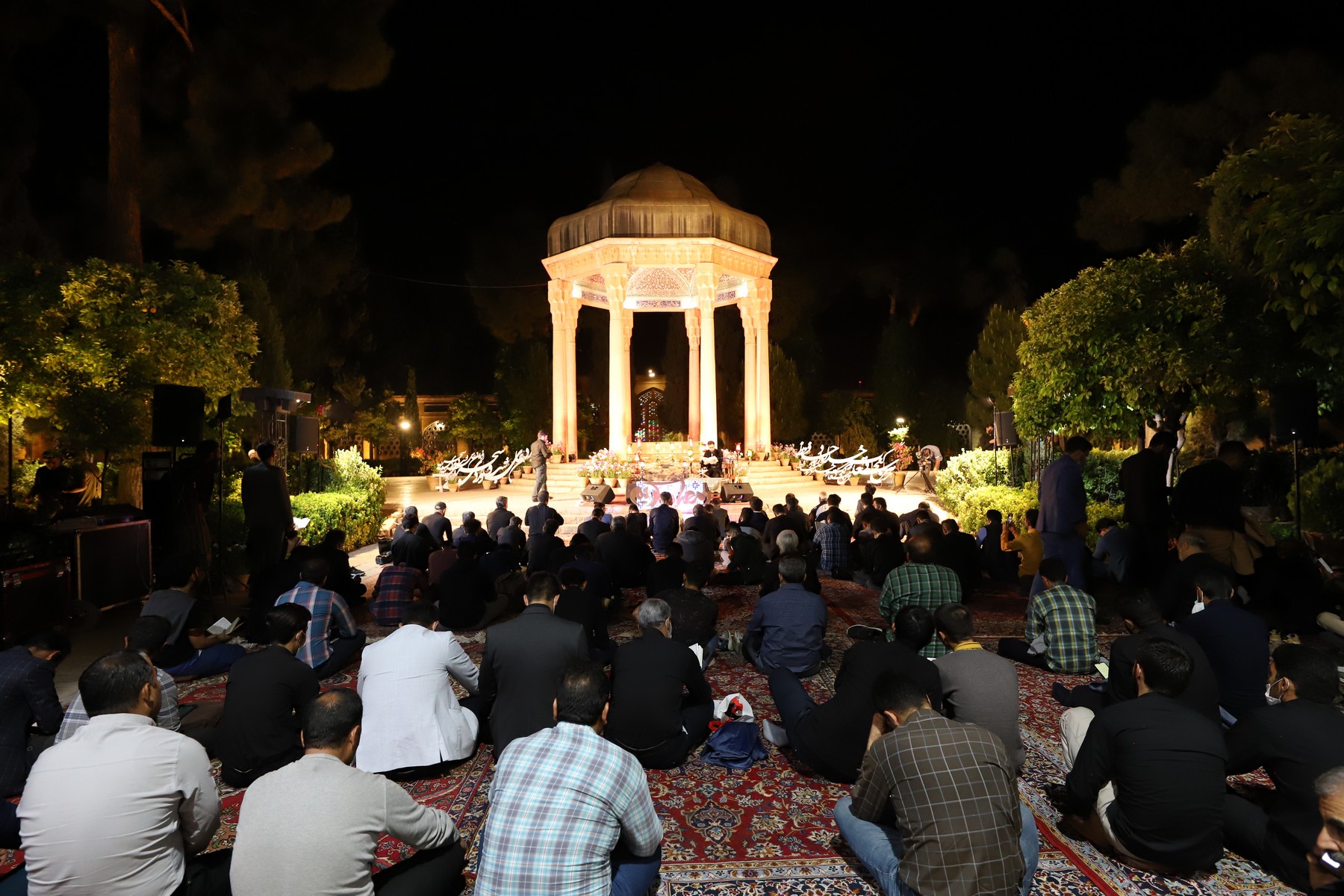 مراسم احیای دومین شب از لیالی قدردر جوار آرامگاه حافظ شیرازی